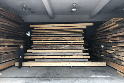 翠雲堂松戸工場では青森ヒバ,檜,欅などの材料を揃えています
