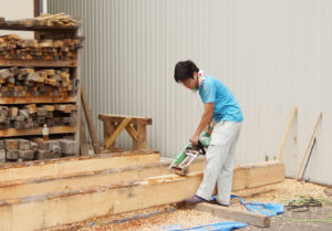 松戸工場での木材皮剥ぎ