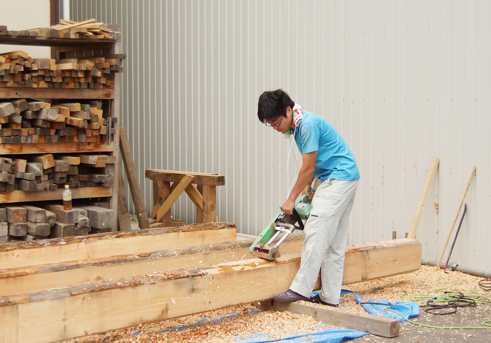 Debarking wood at the Matsudo workshop | Suiun-do