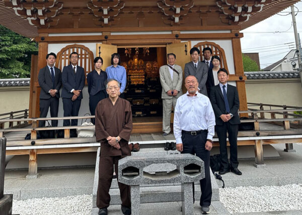 日蓮宗覚蔵寺様多宝塔（弊社設計施工・グッドデザイン賞受賞）　翠雲堂社員が見学しました
