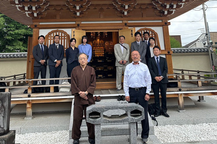 Staff of Suiundo visited Kakuzo-ji Temple of the Nichiren-shū sect. We viewed the Tahōtō(two-storied pagoda) at Kakuzo-ji,