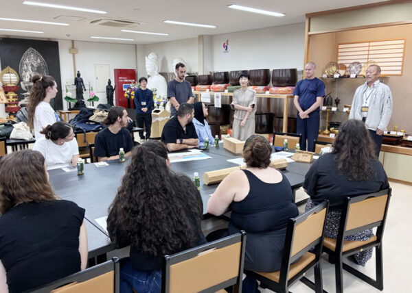 ベツァルエル美術デザイン学院建築学科（イスラエル/エルサレム）のエレズ ゴラニ  ソロモン博士（准教授）と学生16名の皆様が工場見学に来られました