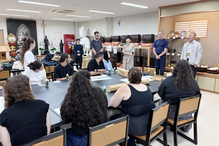ベツァエル美術デザイン学院建築学科（イスラエル/エルサレム）のエレズ ゴラニ  ソロモン博士（准教授）と学生16名の皆様が工場見学に来られました